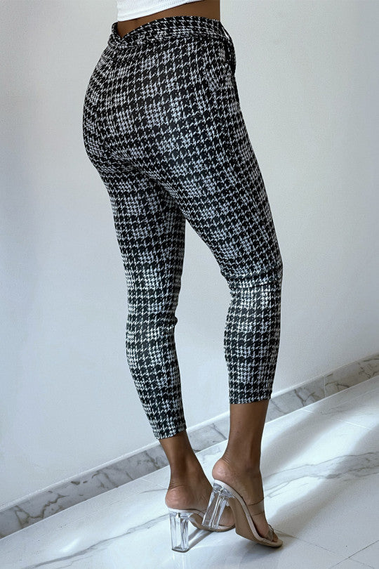 zwarte slanke broek met zak- en riempatroon