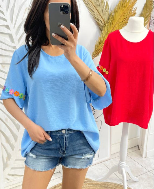 t-shirt met bloemen op de mouw