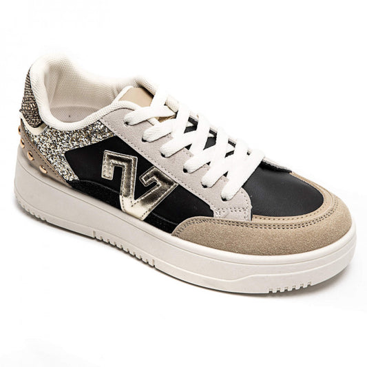 Sneaker zwart met leuke details