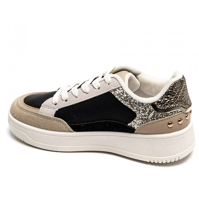 Sneaker zwart met leuke details