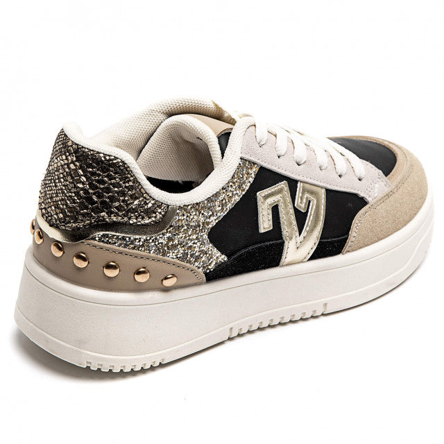 Sneaker zwart met leuke details