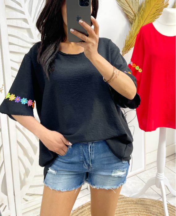 t-shirt met bloemen op de mouw